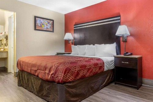 Econo Lodge Fort Jackson - image 22