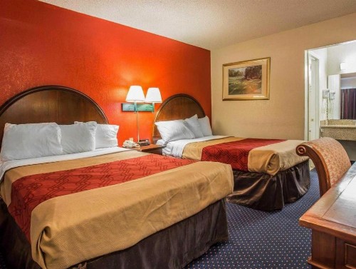 Econo Lodge Fort Jackson - image 24
