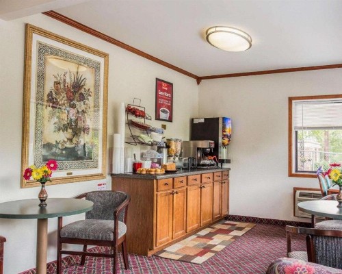 Econo Lodge Fort Jackson - image 4