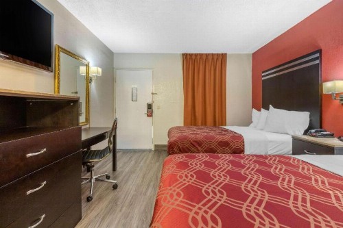 Econo Lodge Fort Jackson - image 28