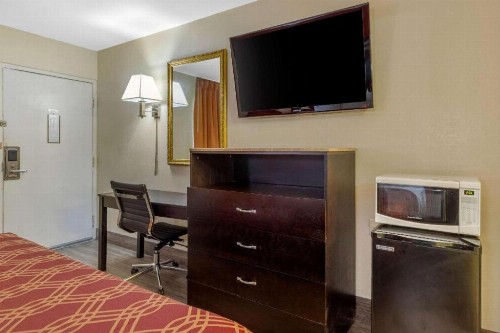 Econo Lodge Fort Jackson - image 29
