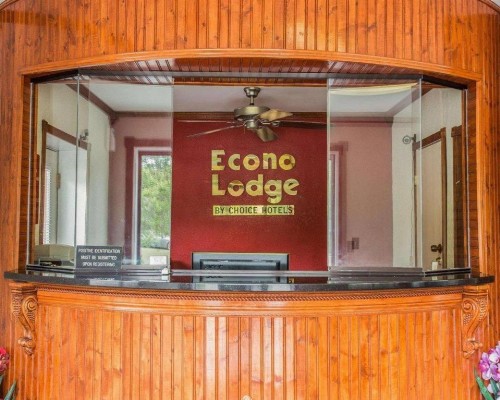 Econo Lodge Fort Jackson - image 6