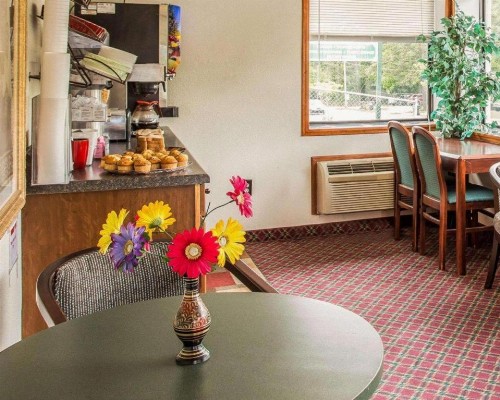 Econo Lodge Fort Jackson - image 9