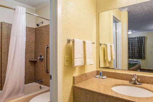 Rodeway Inn & Suites Fort Jackson - image 18