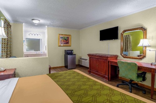 Rodeway Inn & Suites Fort Jackson - image 21