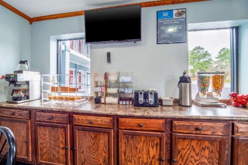 Rodeway Inn & Suites Fort Jackson - image 24