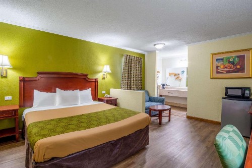 Rodeway Inn & Suites Fort Jackson - image 41