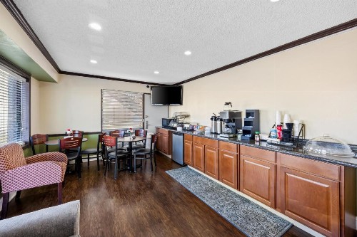 Americas Best Value Inn Fort Jackson - image 2