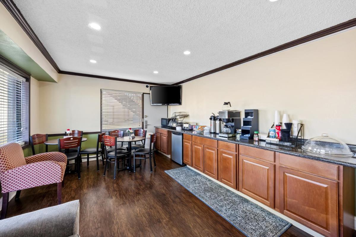 Americas Best Value Inn Fort Jackson - image 2