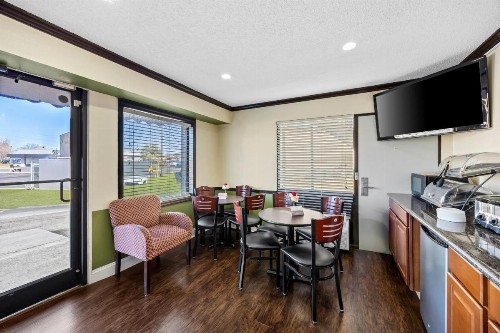 Americas Best Value Inn Fort Jackson - image 24
