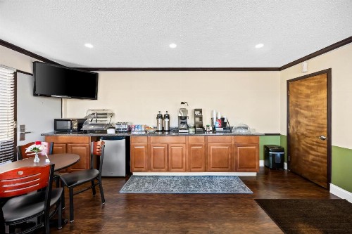 Americas Best Value Inn Fort Jackson - image 28