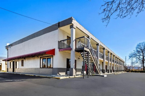 Americas Best Value Inn Fort Jackson - image 30