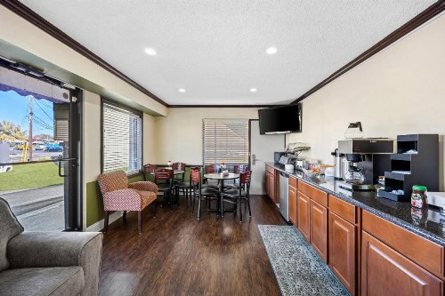 Americas Best Value Inn Fort Jackson - image 4