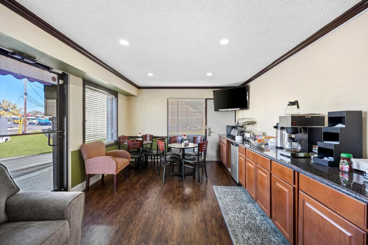 Americas Best Value Inn Fort Jackson - image 4