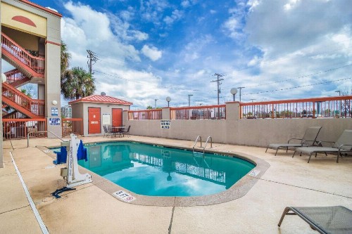 Quality Inn & Suites Ft. Jackson Maingate - image 17