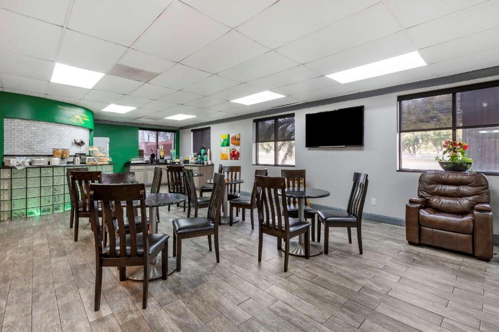 Quality Inn & Suites Ft. Jackson Maingate - image 3