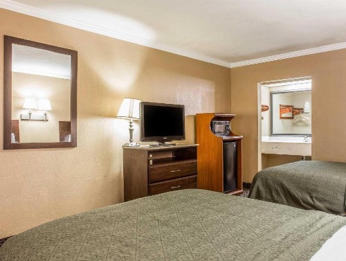 Quality Inn & Suites Ft. Jackson Maingate - image 35