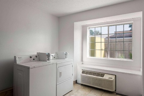 Super 8 by Wyndham Harbison/Parkridge Hospital - image 12