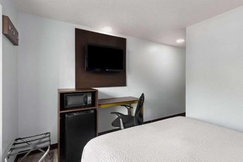 Super 8 by Wyndham Harbison/Parkridge Hospital - image 2