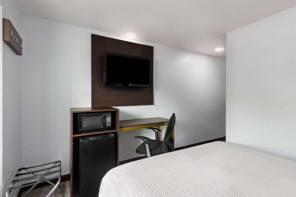 Super 8 by Wyndham Harbison/Parkridge Hospital - image 2