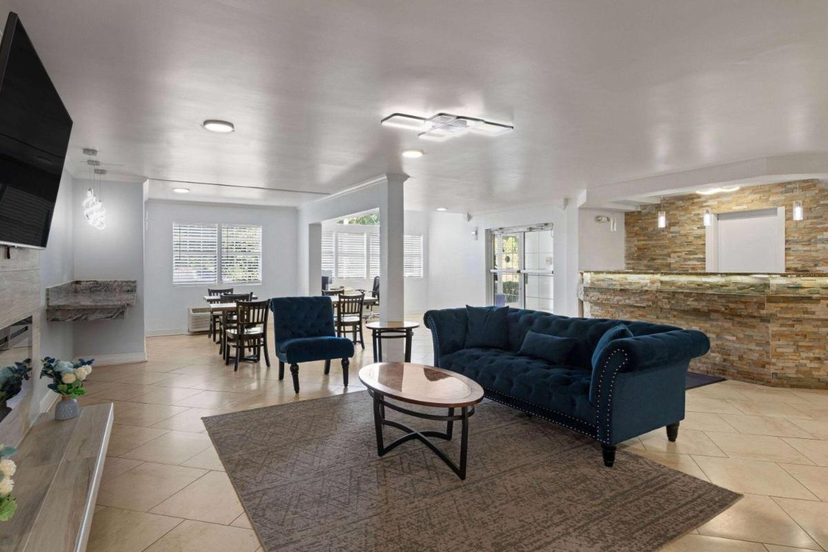 Super 8 by Wyndham Harbison/Parkridge Hospital - image 3
