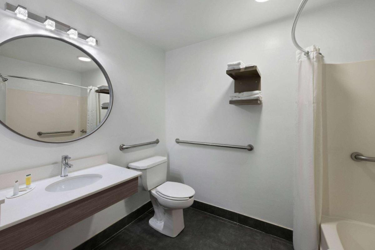 Super 8 by Wyndham Harbison/Parkridge Hospital - image 7