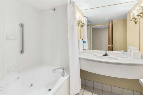 Hampton Inn Columbus-North - image 5