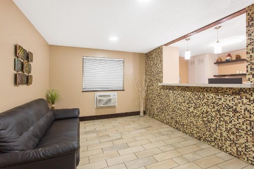 Super 8 by Wyndham Columbus Airport - image 11