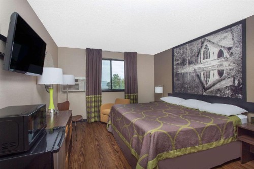 Super 8 by Wyndham Columbus Airport - image 2