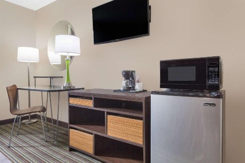 Super 8 by Wyndham Columbus Airport - image 5