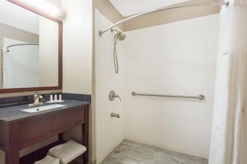Super 8 by Wyndham Columbus Airport - image 8