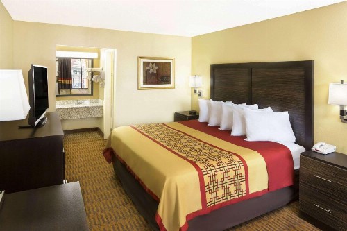 Days Inn by Wyndham Columbus-North Fort Benning - image 19
