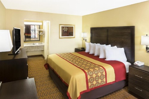 Days Inn by Wyndham Columbus-North Fort Benning - image 23