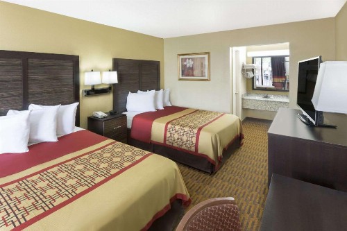 Days Inn by Wyndham Columbus-North Fort Benning - image 3