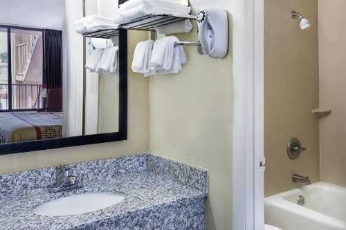Days Inn by Wyndham Columbus-North Fort Benning - image 6
