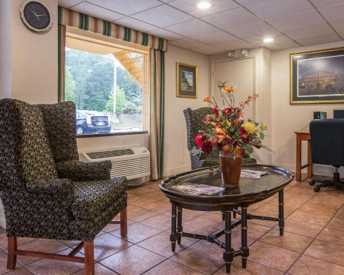Econo Lodge Inn & Suites at Fort Benning - image 12