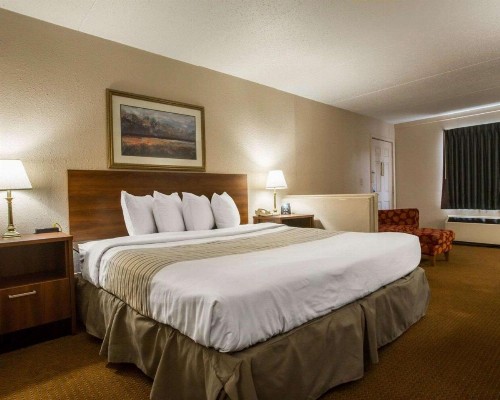 Econo Lodge Inn & Suites at Fort Benning - image 13