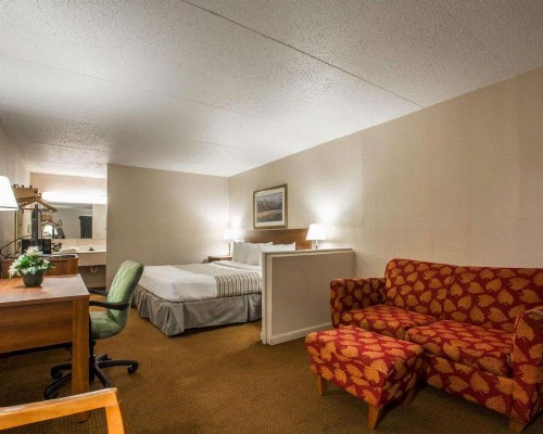 Econo Lodge Inn & Suites at Fort Benning - image 14