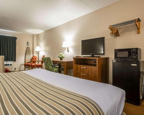 Econo Lodge Inn & Suites at Fort Benning - image 19