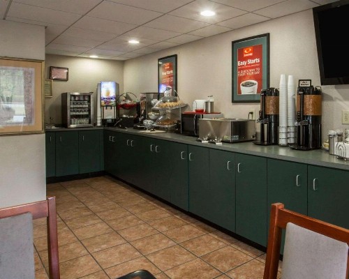 Econo Lodge Inn & Suites at Fort Benning - image 22