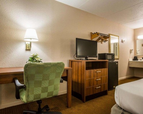 Econo Lodge Inn & Suites at Fort Benning - image 24