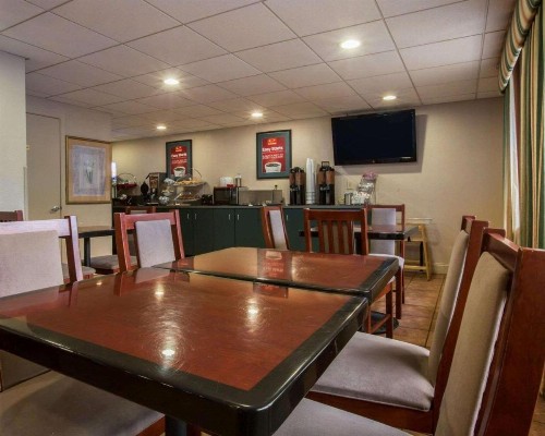 Econo Lodge Inn & Suites at Fort Benning - image 27
