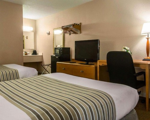 Econo Lodge Inn & Suites at Fort Benning - image 7