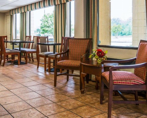 Econo Lodge Inn & Suites at Fort Benning - image 9