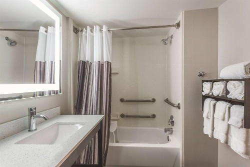 La Quinta by Wyndham Columbus North - image 34