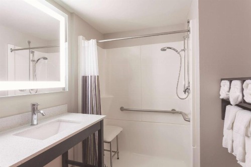 La Quinta by Wyndham Columbus North - image 9