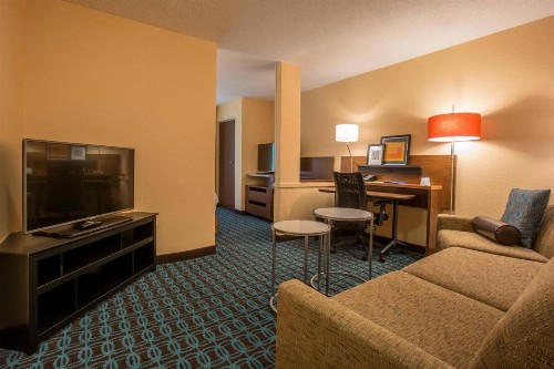 Fairfield Inn & Suites by Marriott Columbus - image 3
