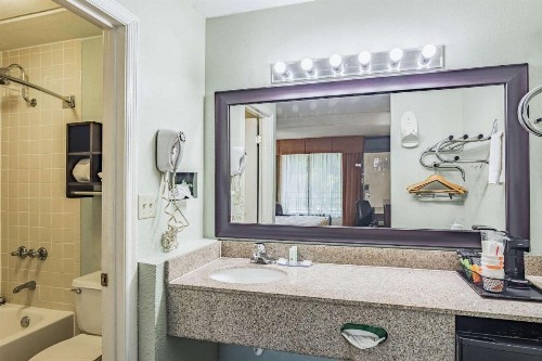 Quality Inn Columbus - image 18
