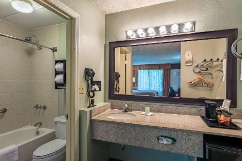 Quality Inn Columbus - image 19