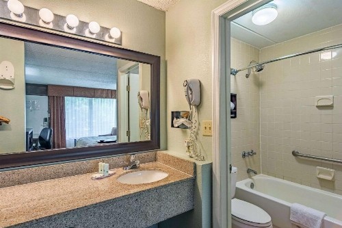 Quality Inn Columbus - image 20